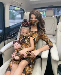 Foto Adek Yaya Anak Farah Quinn Pakai Baju Matching dengan Boneka, Imutnya Kebangetan