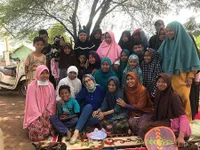 FOTO Adelia Pasha di Barak Pengungsian Gempa Palu, Sebar Bantuan