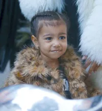 FOTO: Adu Gaya Kim Kardashian & North West, Super Keren & Mewah!