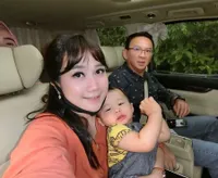 FOTO Ahok dan Puput ke Kebun Binatang, Yosafat Girang Bisa Beri Makan Hewan Langsung