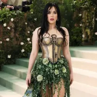 Tak Hadir di Met Gala, 8 Potret Katy Perry yang Malah Viral Karena 'Kembarannya' di Red Carpet
