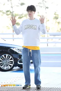 FOTO: Airport Fashion Bak Idol K-Pop Lee Dong Wook Bikin Kecewa?