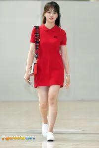 FOTO: Airport Fashion Kim So Hyun, Manis Kenakan Mini Dress Merah
