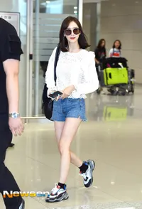 FOTO Airport Fashion Musim Panas Yoona, Pamer Kaki Jenjang Cantik