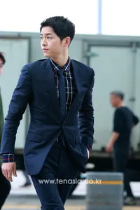 FOTO: Airport Fashion Song Joong Ki, Ganteng Berjas Bak Model