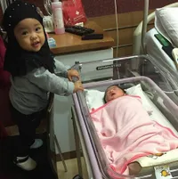 FOTO: Akrab! Saat 2 Putri Oki Setiana Dewi Berinteraksi, Lucu