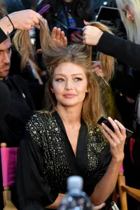 FOTO: Aksi Menawan Trio Kendall, Gigi & Bella Hadid di VSFS 2018