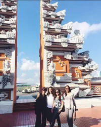 FOTO: Aksi Sosial Sambil 'Cuci Mata' Tasya Kamila di Pulau Sumba