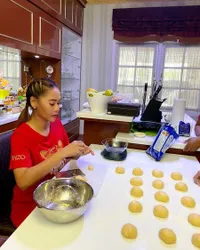 FOTO: Aktivitas Inul Daratista Selama #DiRumahAja, Mulai dari Bikin Kue Sampai Jadi Tukang Cukur