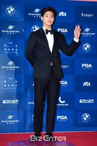 FOTO: Aktor-Aktor Pujaan Ganteng Berjas di Baeksang Awards 2017