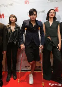 FOTO Aliando Hadiri Premiere Film Pakai Alat Bantu Jalan, Kenapa?
