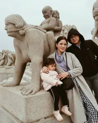FOTO: Alice Norin Ajak Baby Alita Pulang Kampung ke Norwegia