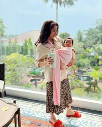 Foto Aliya Rajasa Sibuk Jadi Ibu Empat Anak, Bikin Ngakak Saat Pamer Si Bungsu Poop di Pangkuan