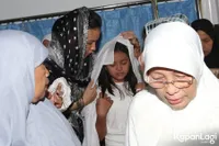 FOTO Allea Putri Ariel NOAH Nangis Tersedu Lihat Kakek Dimakamkan