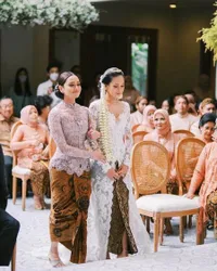 Foto Amanda Khairunnisa di Pernikahan Sang Kakak, Nggak Kalah Cantik dan Ikut Menangis Terharu