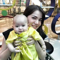 Foto Anak Alice Norin Tanpa Penutup Kepala, Bulat Menggemaskan