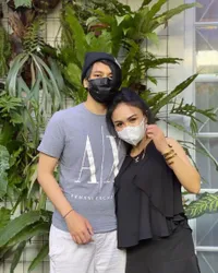 Potret Anak Yuni Shara Berfoto Bersama Orang Kepercayaan Sang Bunda, dari Juru Masak Sampai Sopir