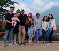 FOTO: Andhika dan Ussy Liburan ke Malang, Coba Sensasi Paralayang