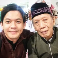 Foto Andi Arsyil dan Kenangan Bersama Mendiang Ayah, Berdoa di Samping Makam