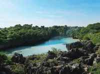 FOTO: Andien Berbikini Menikmati Laguna Cantik Bening Pulau Sumba