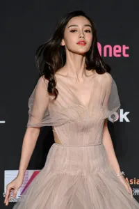 FOTO: Angelababy Cantik & Elegan Kenakan Dress Dior di 2018 MAMA