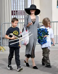 FOTO: Angelina Jolie & Anak-Anaknya Tertangkap Belanja ke Pasar