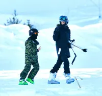 FOTO: Angelina Jolie Ajak Anak-Anaknya Main Ski & Nikmati Salju