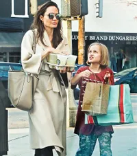 FOTO: Angelina Jolie Tertangkap Belanja Bareng 2 Anak Gadisnya