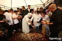 FOTO Antar Kepergian, Deretan Selebriti Hadir di Pemakaman Sys Ns
