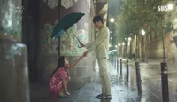 FOTO: Antara Aktor Ganteng Korea & Payung, Bikin Hati Meleleh
