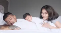FOTO: Aqiqah - Tidur Bareng, Manisnya Rio Dewanto, Atiqah & Salma