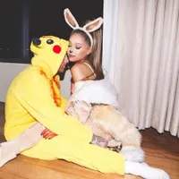 FOTO: Ariana Grande Kompakan Pakai Kostum Pokemon Bareng Pacar