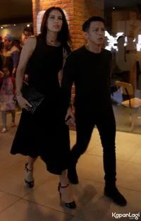 FOTO: Ariel NOAH & Sophia Mueller Makin Lengket Pegangan Tangan