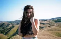 FOTO: Ariel Tatum di Tengah Alam Bebas, Seksi Dengan Body Aduhai