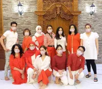 Foto Arisan Kepompong Mayangsari - Ussy Sulistiawaty Kumpul Lagi, Baju Disemprot Dulu dan Sempat Bungkus Makanan