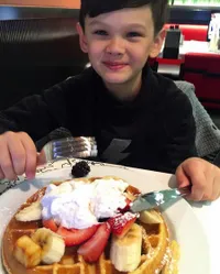 FOTO: Armand Quinn, Putra Ganteng Farah Quinn Yang Bule Banget