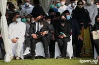 Foto Arumi Bachsin di Pemakaman Ayah Mertuanya, Tak Bisa Tutupi Kesedihan di Balik Masker