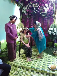 FOTO: Arumi Bachsin Lakukan Siraman 7 Bulanan, Cantik Berkebaya!