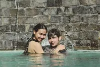 FOTO: Aryani - Donny Michael Mesra di Kolam Renang, Bikin Iri!