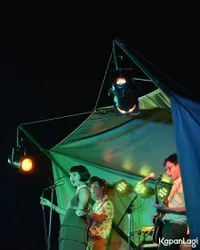 FOTO: Asik! White Shoes & The Couples Company Nyanyi di Atas Bis