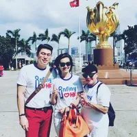 FOTO: Asty Ananta dan Mpok Atiek 'Kencan' di Disneyland Hong Kong