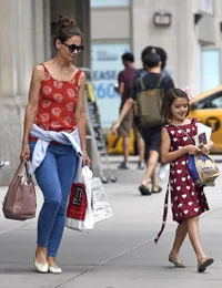 FOTO: Asyik Shopping Bareng Ibu, Suri Cruise Dandan Cantik & Cute