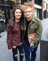 FOTO: Awkward Saat Para Artis Pose Bareng Fans, Bikin Ngakak