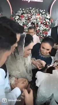 Foto Baby Ameena Dicium dan Dipeluk Sayang Oleh Nenek Buyut, Bukti Cantik dari Generasi ke Generasi