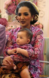 FOTO: Baby Arsy Pakai Kebaya Mini Saat Injak Tanah, Super Cute!
