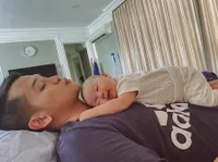 Foto Baby Athar Tidur di Dada Rezky Aditya, Lucu Banget Anak Sama Papanya