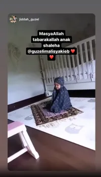 Foto Baby Guzel Anak Ali Syakieb dan Margin Saat Pakai Mukenah, Bikin Terharu Karena Mau Belajar Salat