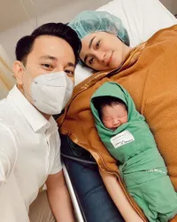 Foto Baby Pierce Anak Gantengnya Billy Davidson dan Patricia Devina, Usia Beberapa Hari Sudah Bisa Beri Senyuman Maut