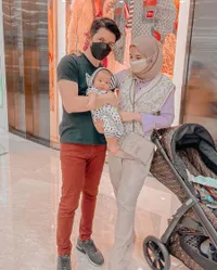 Foto Baby Ukkasya Anak Zaskia Sungkar Jalan-Jalan ke Mall, Harga Strollernya yang Seharga 2 Motor Jadi Sorotan