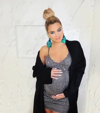 FOTO: Babymoon ke Jepang, Khloe Kardashian PD Pakai Dress Ketat